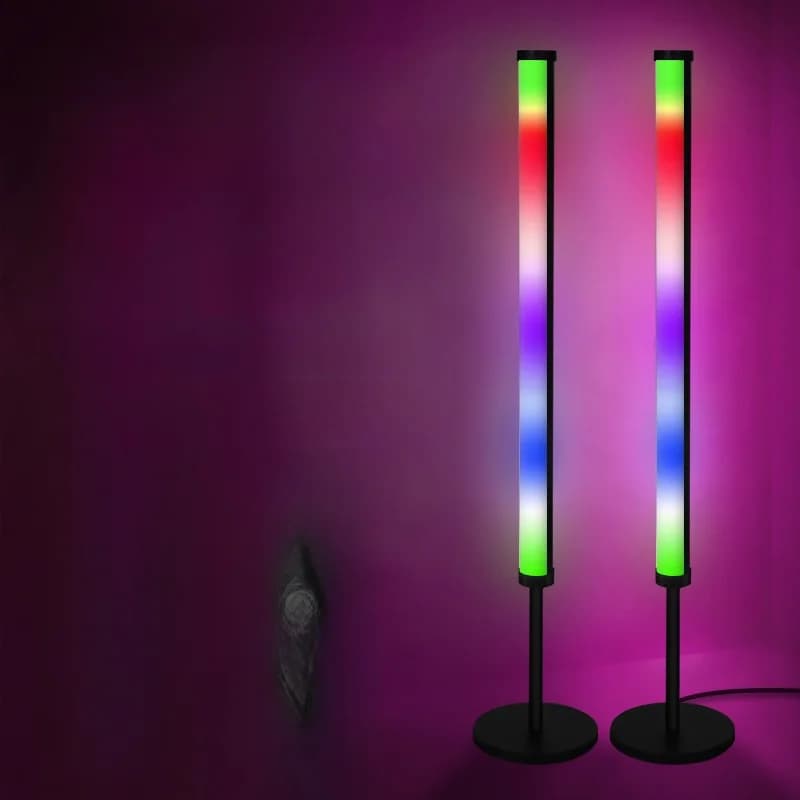 RGB LED-pöytävalaisin musiikkisynkronoinnilla ja sovellusohjauksella
