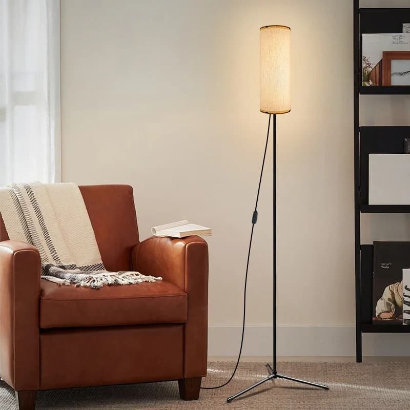 LED-lattiavalaisin kangasvarjostimella, himmennettävä kolmivärivalo